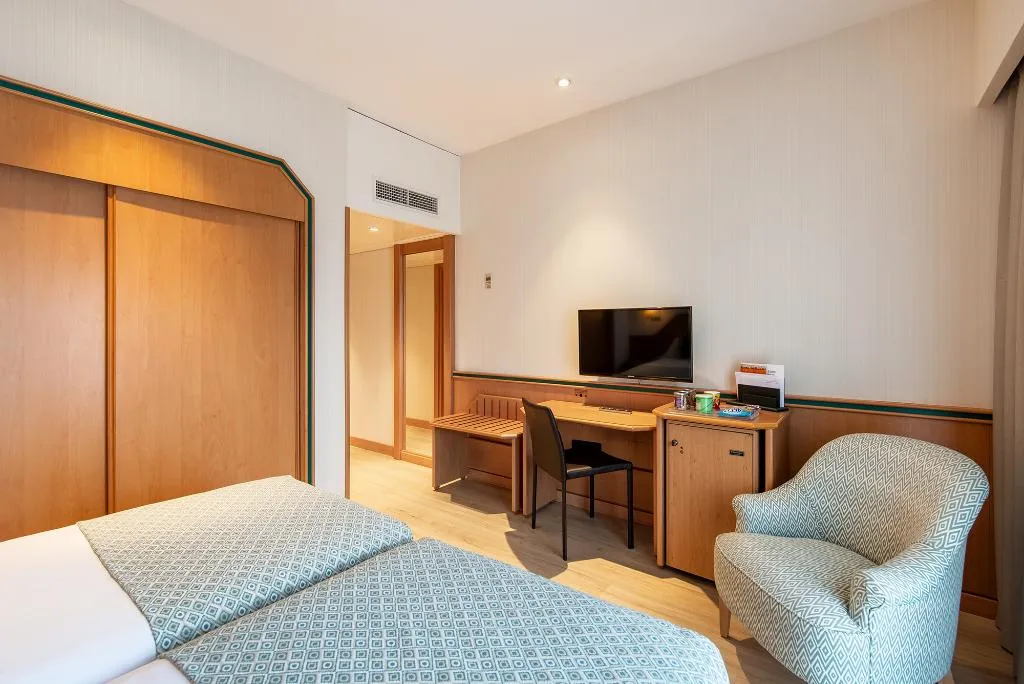 DOUBLE SUPERIOR ONE BEDROOM Room, Santos Praga, Madrid