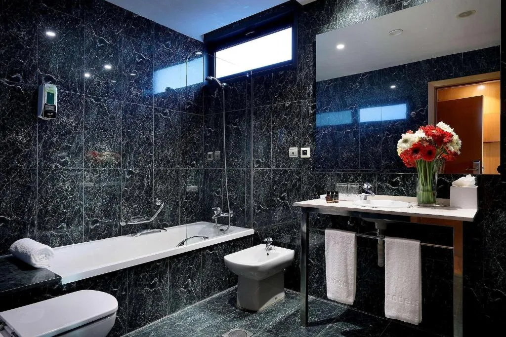 TRIPLE THREE BEDS Room, SB Icaria Barcelona, Barcelona