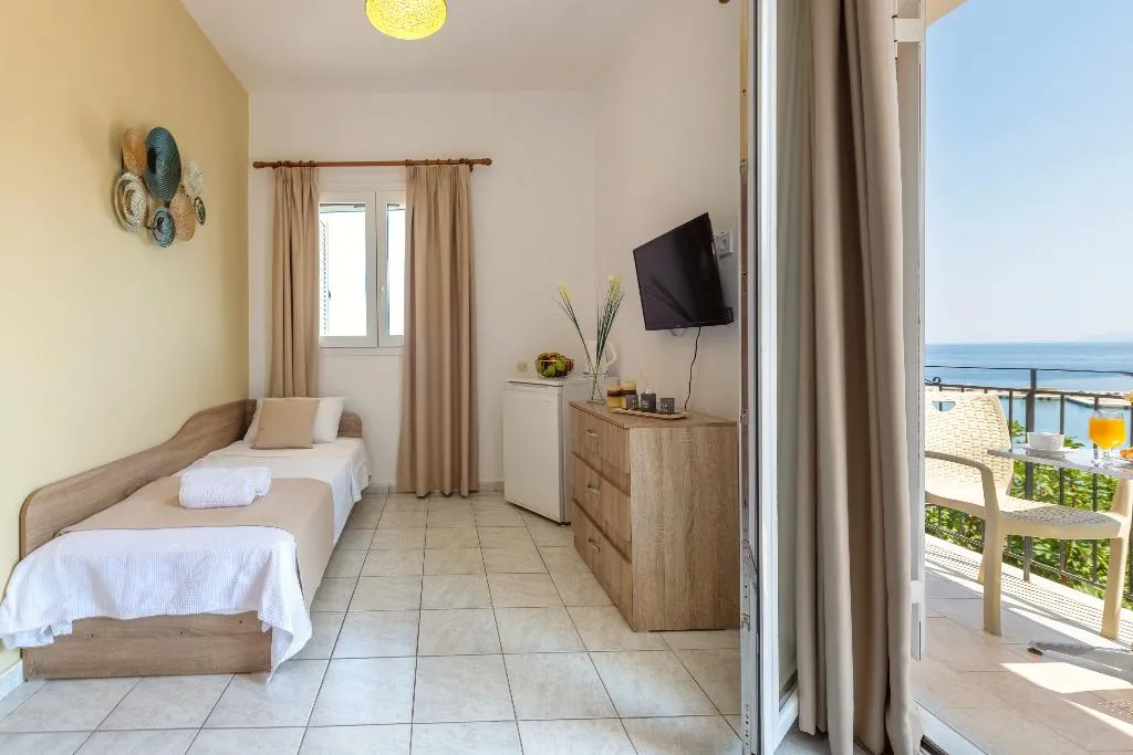 TRIPLE DELUXE SEA VIEW Room, Faro Del Porto, Kalamata