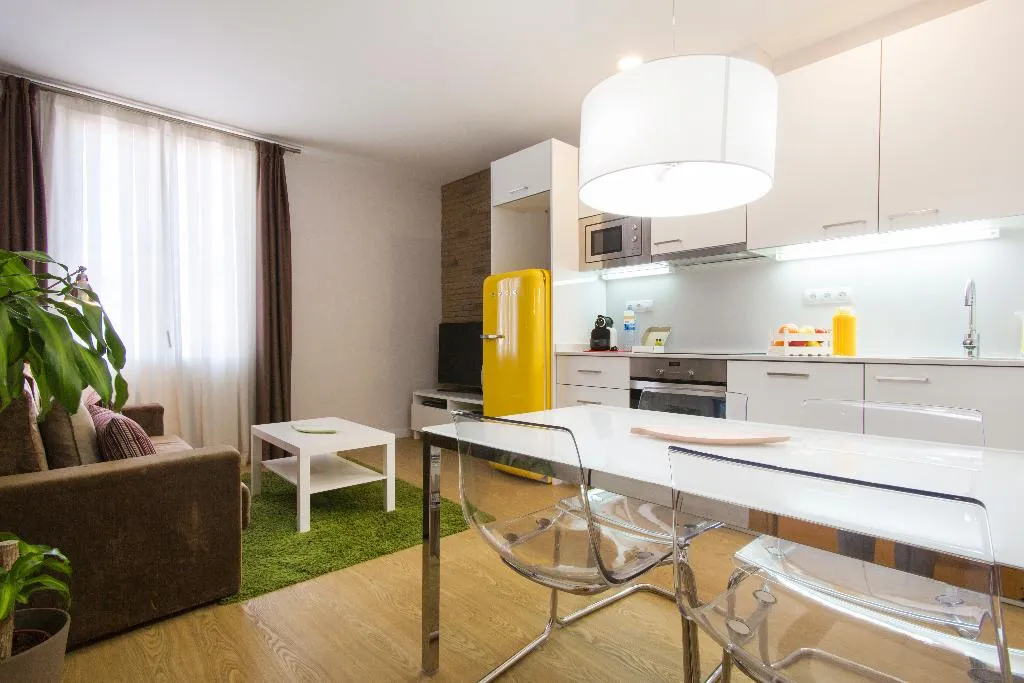 APARTMENT CAPACITY 4 TWO BEDROOMS Room, Dailyflats Barcelona Center, Barcelona