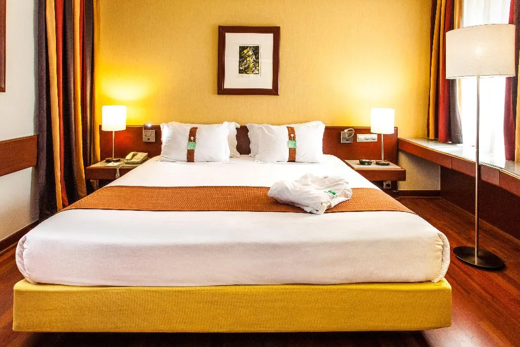 SUITE KING SIZE BED Room, Holiday Inn Lisbon Continental, Lisbon