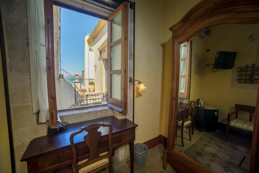 DOUBLE CLASSIC Room, Charme Henry S House, Catania