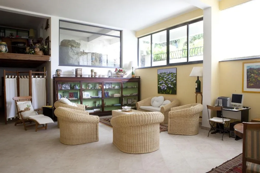 Lobby, Baia Portinenti, Catania