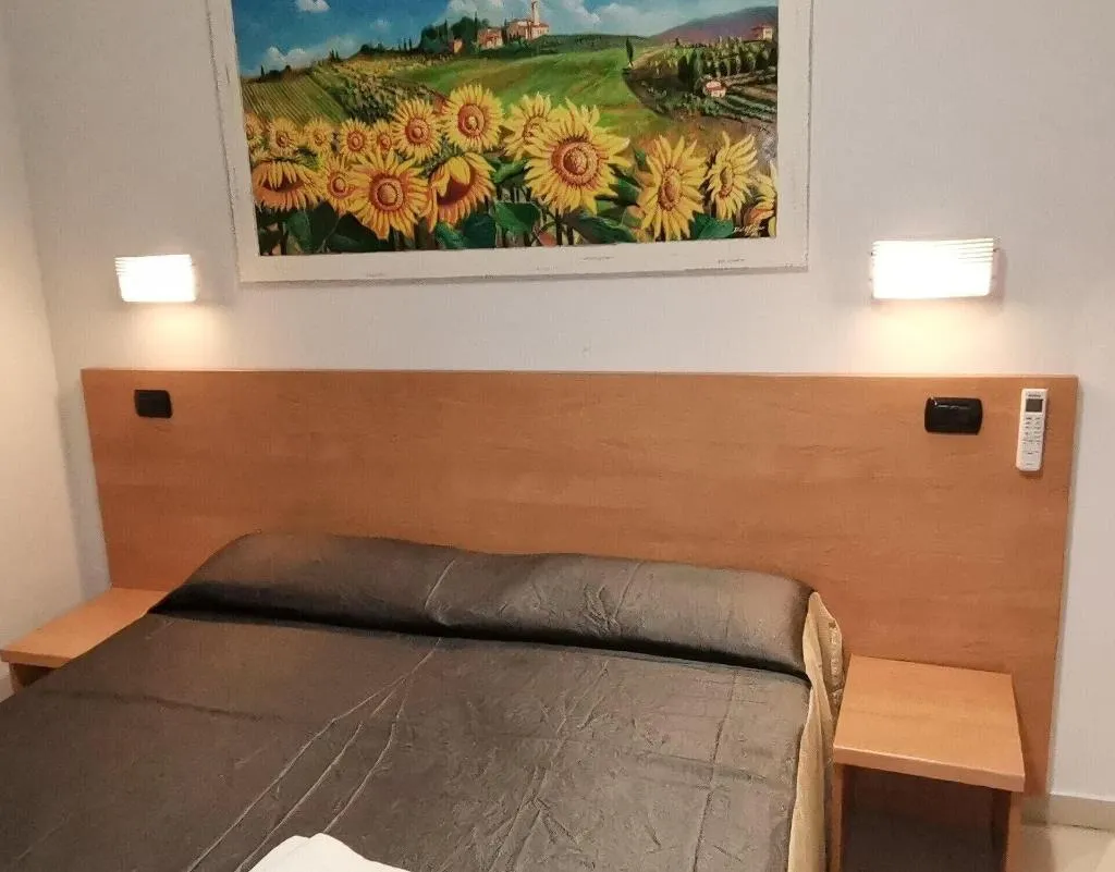Room, Angelica, Naples