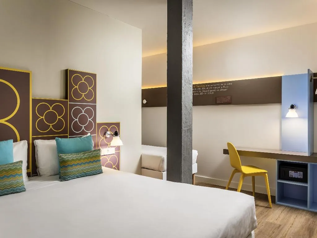 TRIPLE INNER Room, Ibis Styles Barcelona Centre, Barcelona