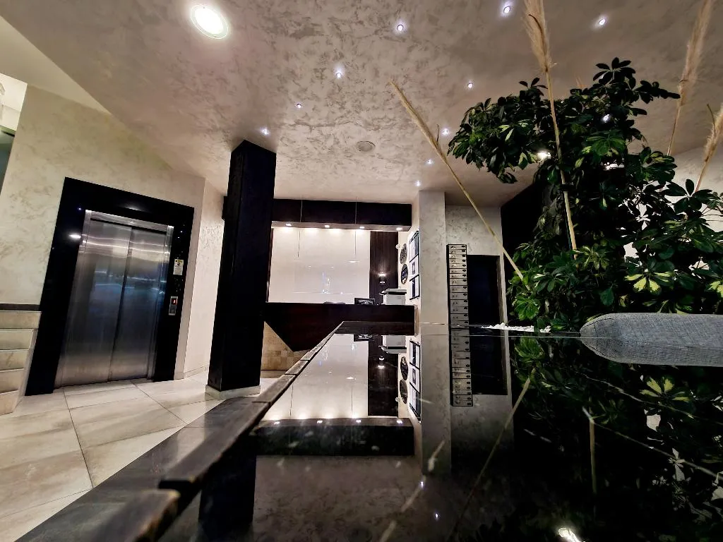 Lobby, Juli, Bourgas