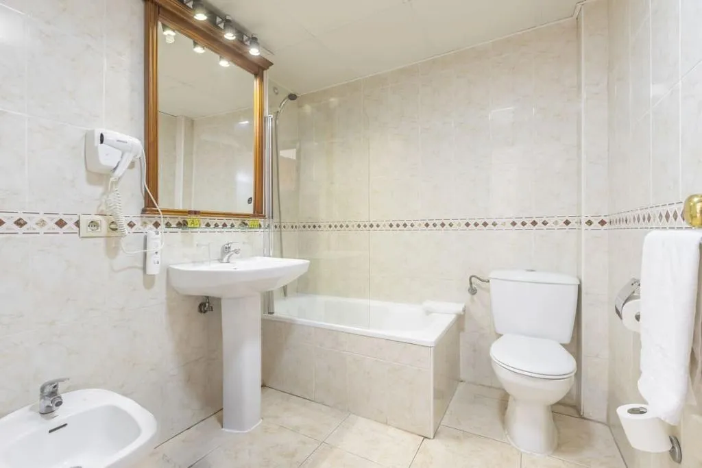 TRIPLE STANDARD Room, Moon Dreams Fuengirola, Costa Del Sol
