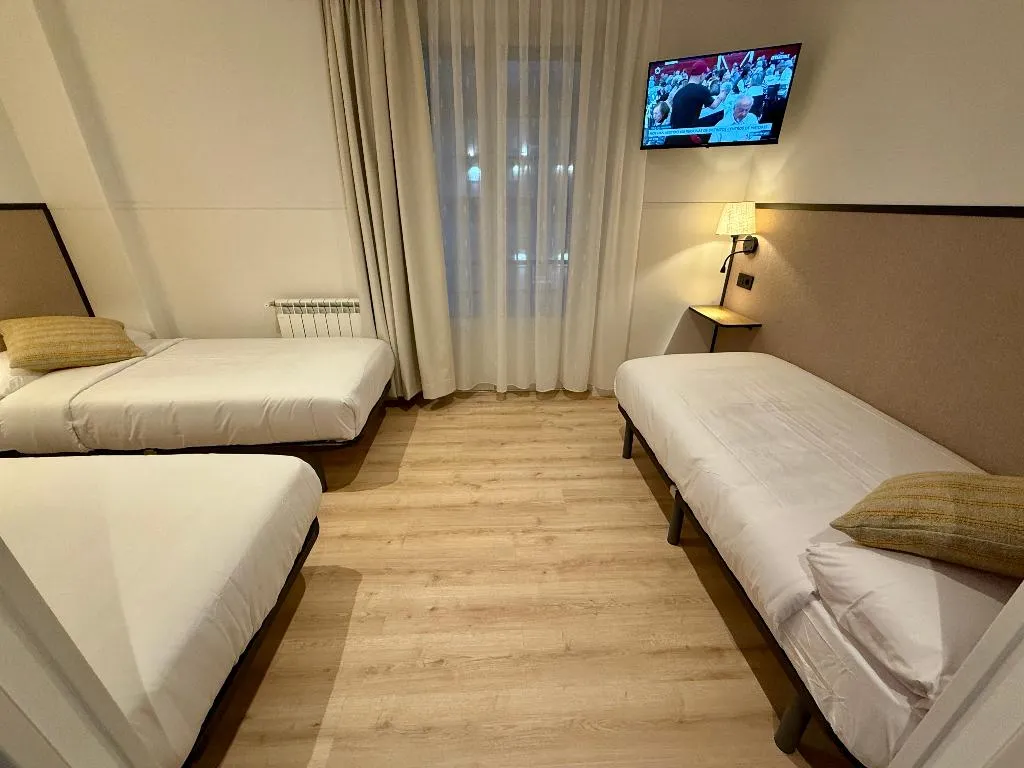 TRIPLE WITH BALCONY WITH VIEWS Room, Mucho Madrid, Madrid