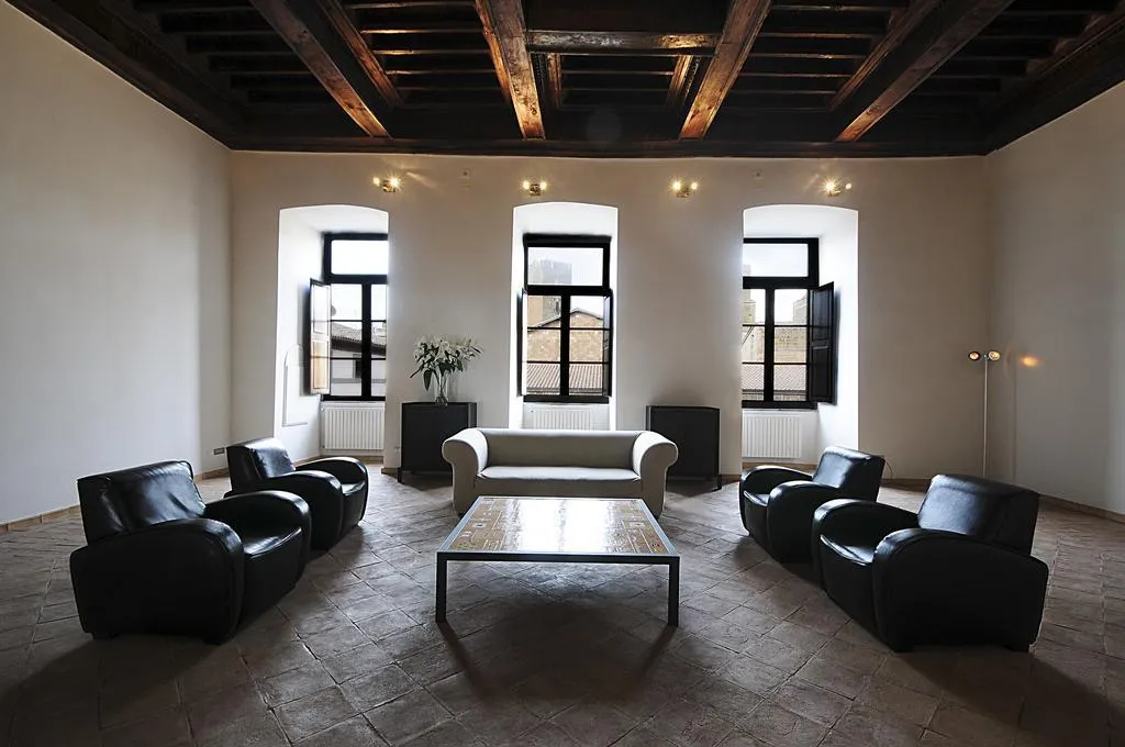 Lobby, Palazzo Piccolomini, Perugia