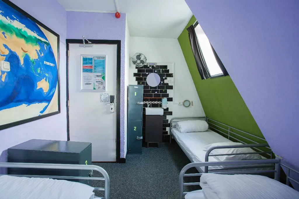 Bed in dormitory STANDARD Room, Flying Pigs Uptown Hostel Amsterdam, Amsterdam