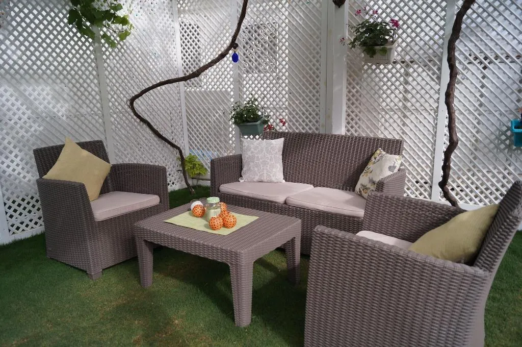 Terrace, Grandma's Garden, Dalaman