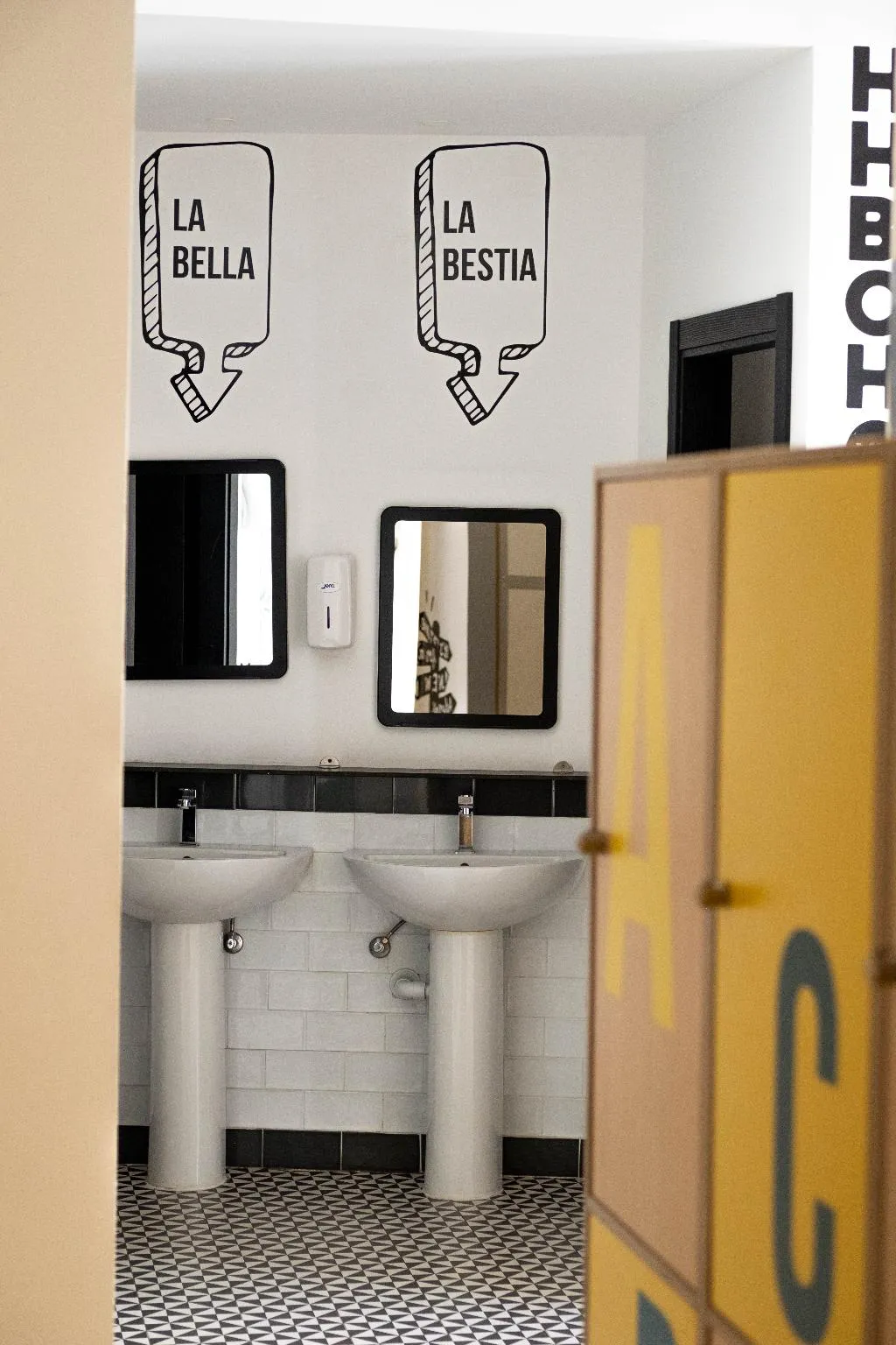 Room CAPACITY 8 Room, U-Sense For You Hostel Sevilla, Seville