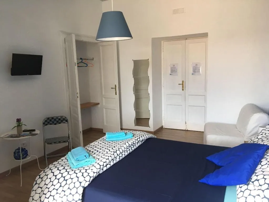 Room, B&B Tarumbò, Naples