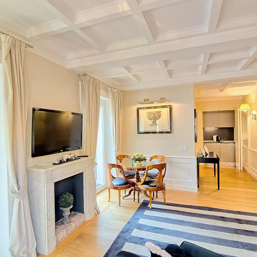 SUITE WITH JACUZZI Room, Trevi Palace Luxury Inn, Rome
