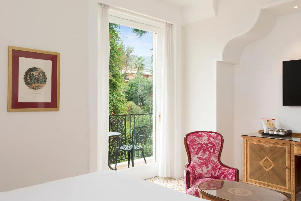 Double or Twin CLASSIC CITY VIEW Room, Grand Hotel Royal, Naples