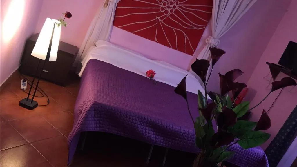 Room, Ave Popolo, Naples