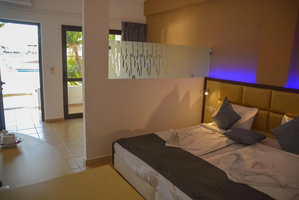TRIPLE SUPERIOR TWO DOUBLE BEDS Room, Sunset Paradise, Crete