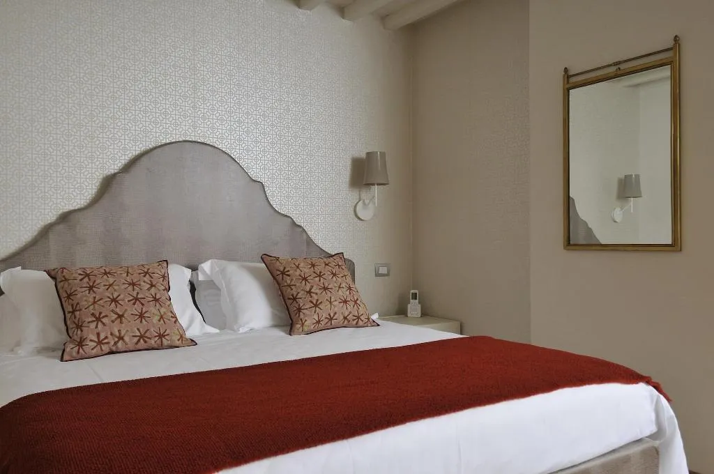 Room, Canto Degli Aranci, Florence