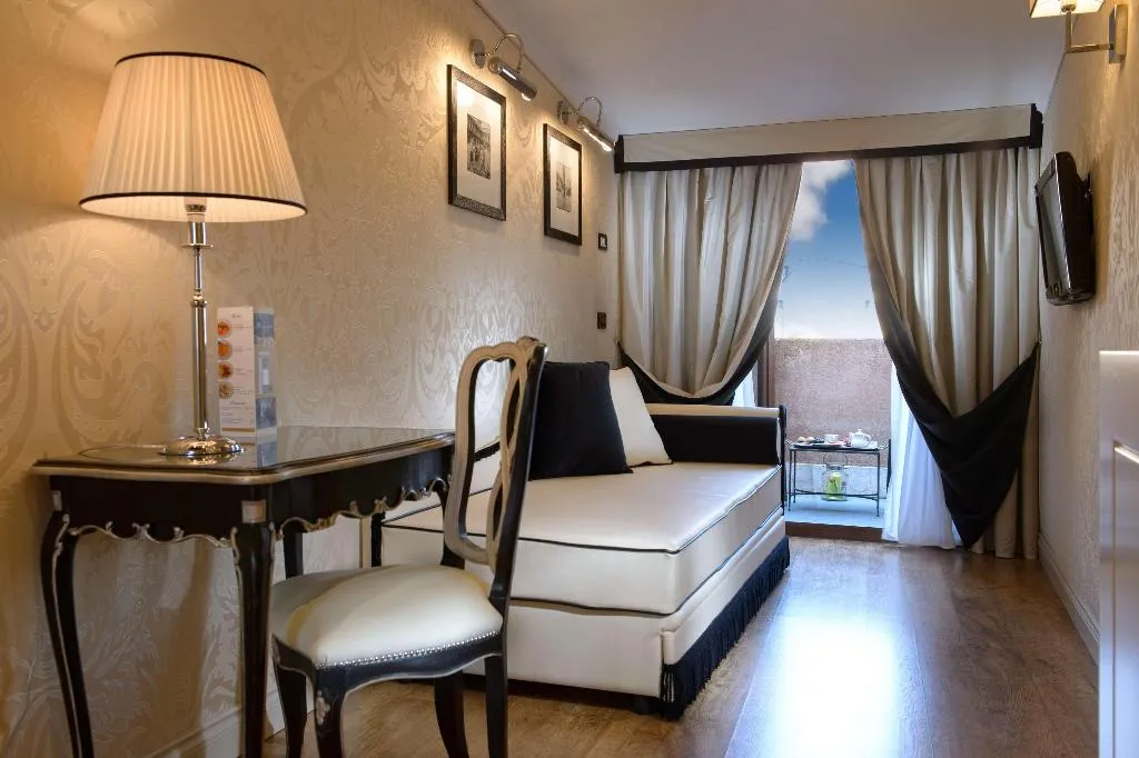 Room QUEEN SIZE BED Room, Hotel Olimpia Venice, BW Signature Collection, Venice