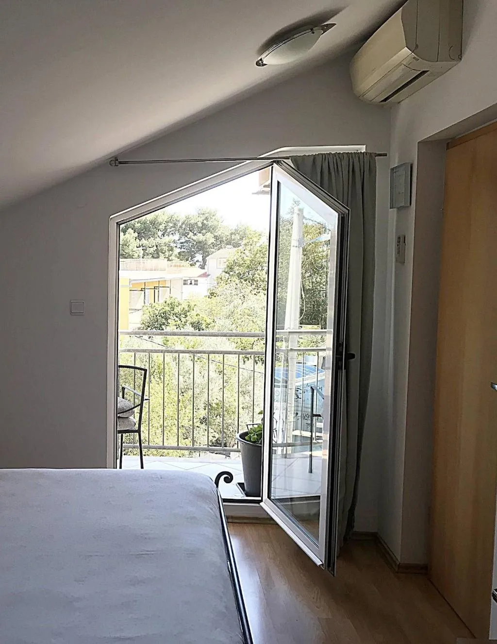 Room, Pink Inn, Split