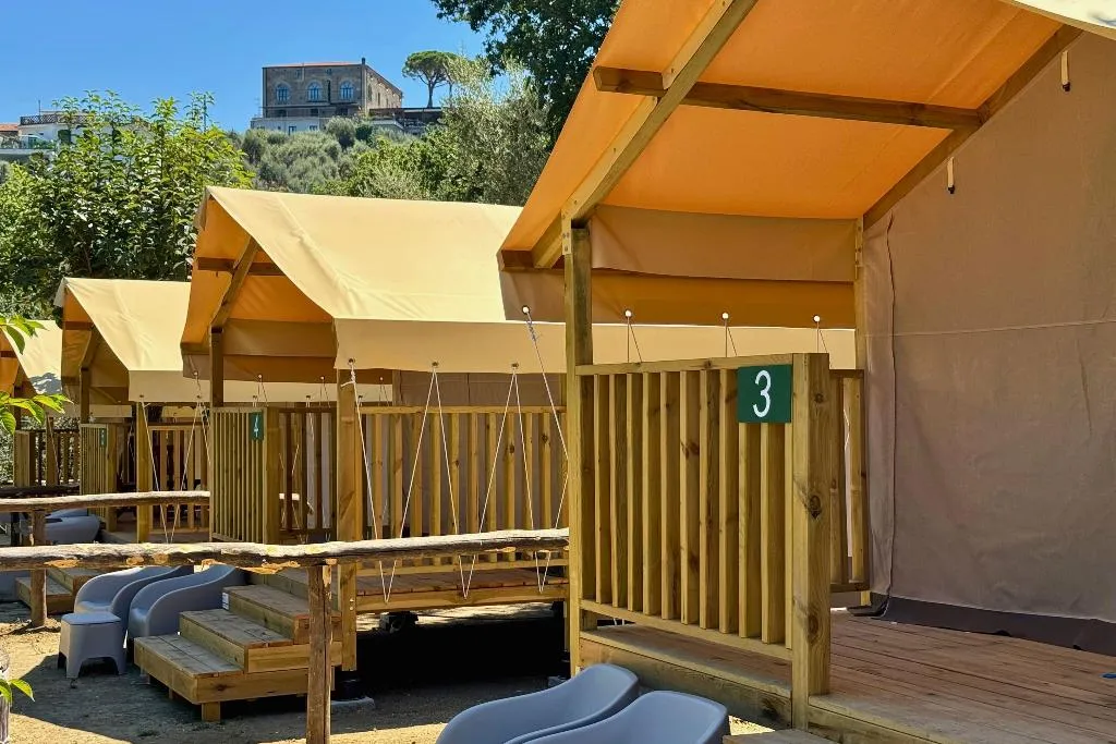LODGE ONE BED Room, Hostel & Glamping Santa Fortunata, Naples
