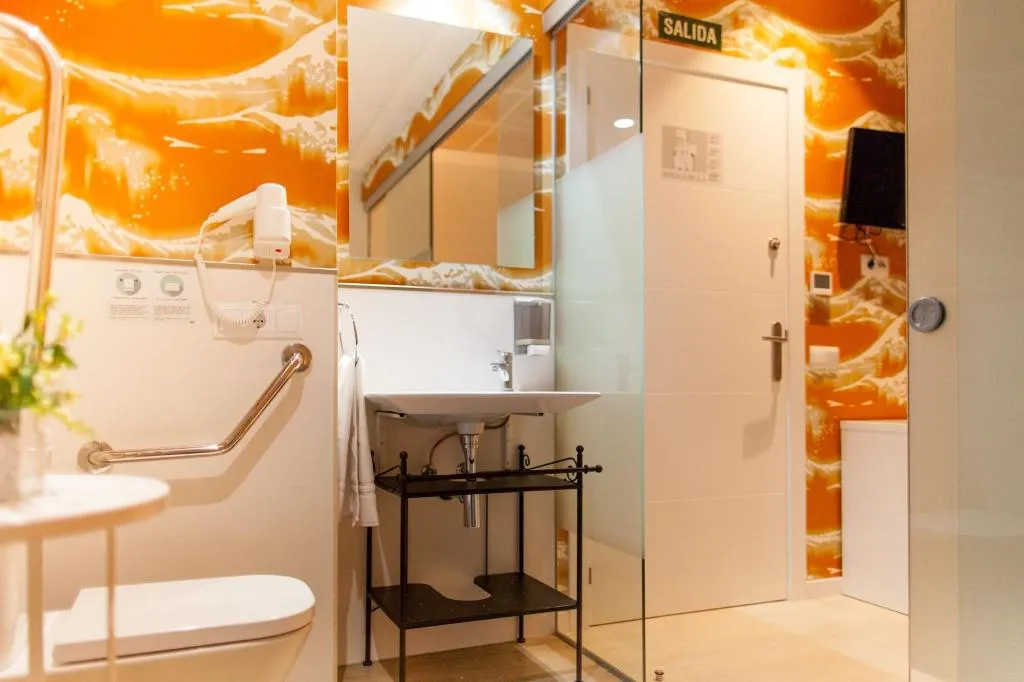 Room, Host & Home, Valencia