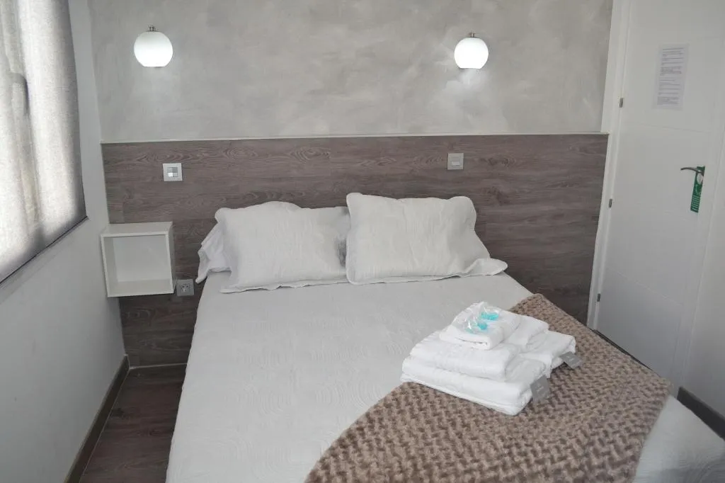 Room, Hostal Meyra, Madrid
