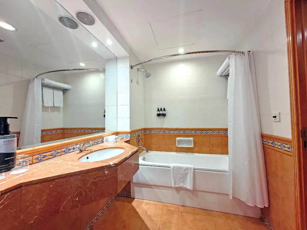 Double or Twin DELUXE Room, Millennium Airport Hotel Dubai, Dubai