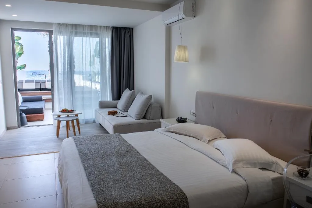 STUDIO WITH PRIVATE POOL Room, Iperion Beach, Crete
