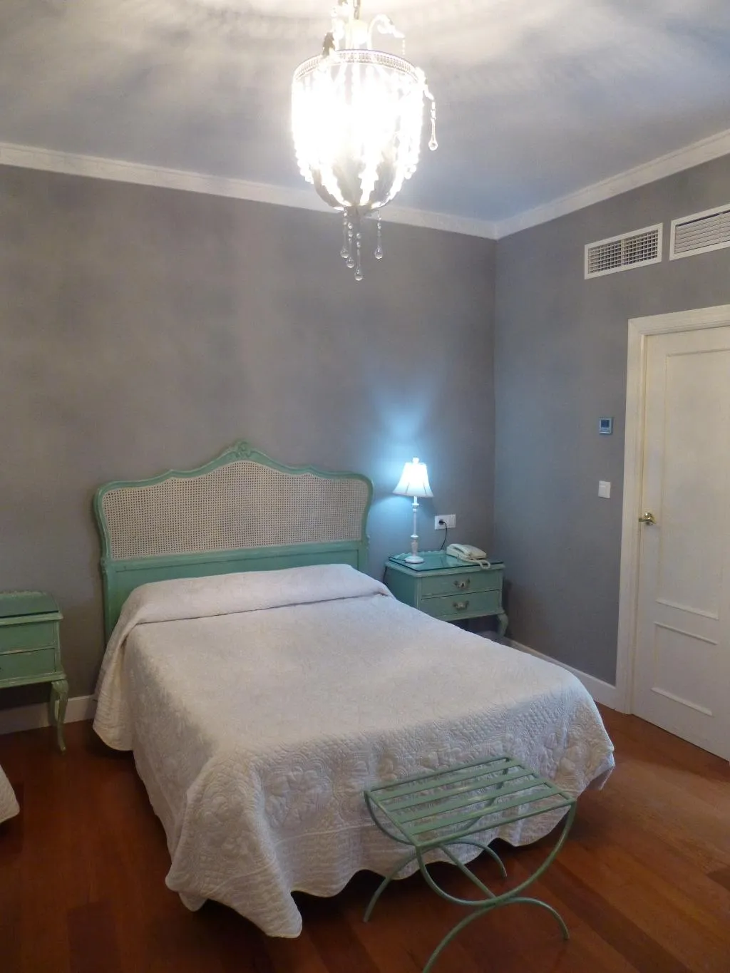 TRIPLE STANDARD Room, Le Petit Paris, Seville