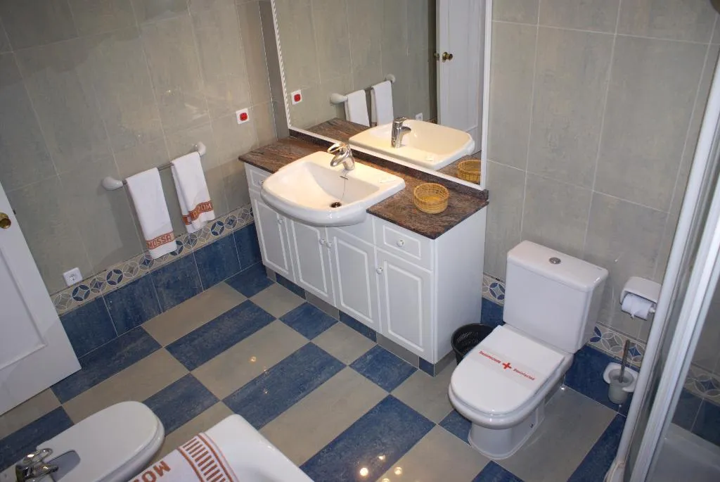 APARTMENT CAPACITY 8 THREE BEDROOMS Room, Hamilton Court, Menorca