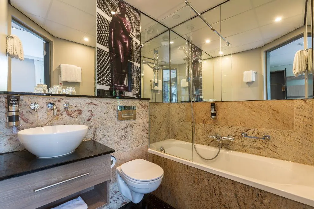 Double or Twin DELUXE Room, Leonardo Hotel Amsterdam Museum Quarter, Amsterdam