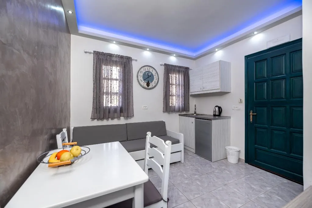 TRIPLE STANDARD Room, Villa Anemomilos Perissa, Santorini