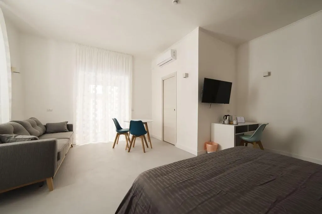 Room, Dada Suite, Naples