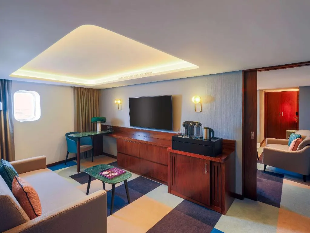 SINGLE STANDARD Room, Queen Elizabeth 2, Dubai