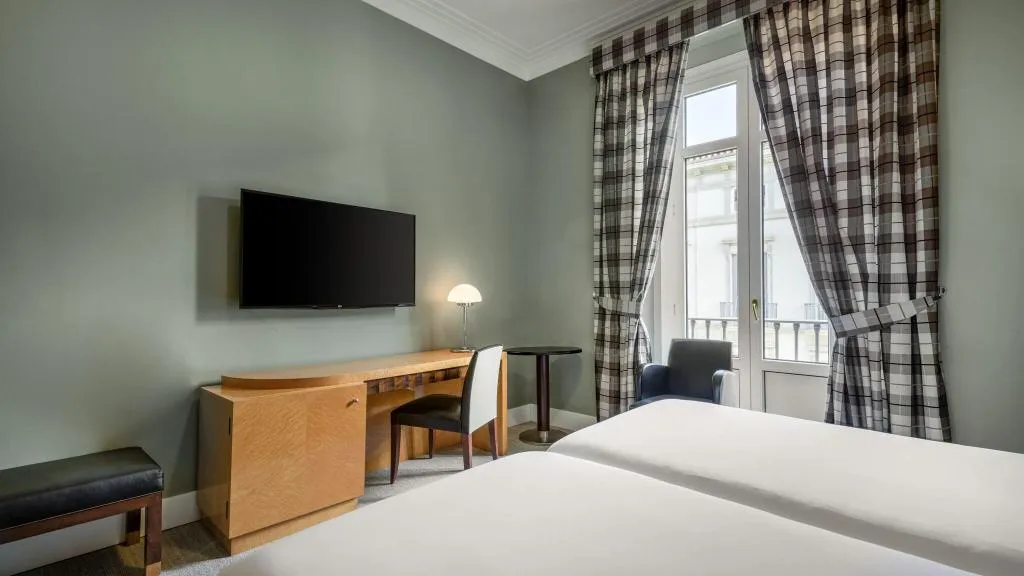 Double or Twin CITY VIEW QUEEN BED Room, Larios Málaga, Costa Del Sol