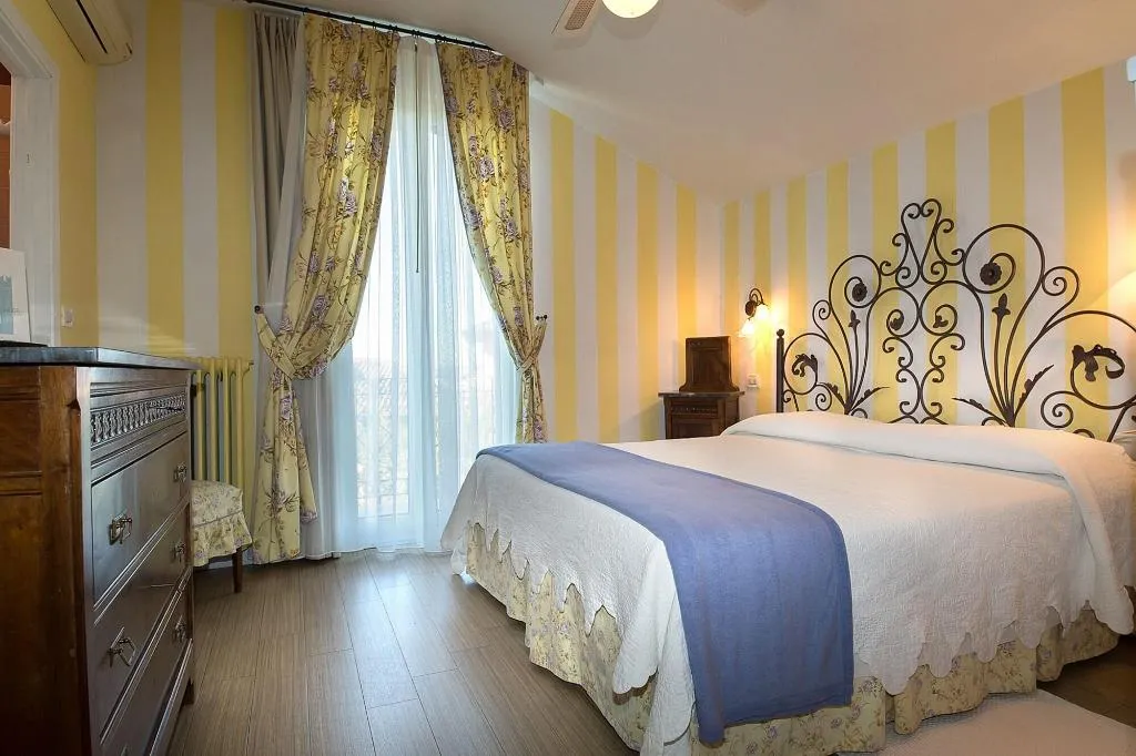 Room, Serenella, Milan