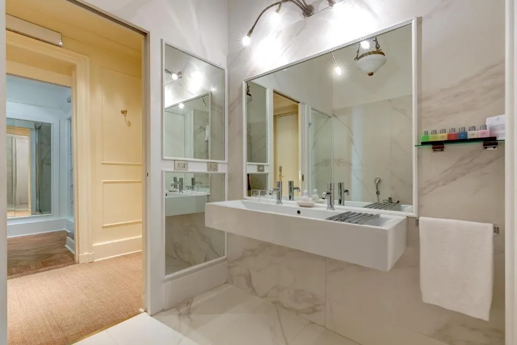 JUNIOR SUITE WITH VIEWS Room, Grand Hotel Plaza, Rome