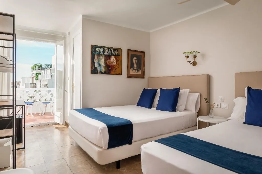 TRIPLE WITH TERRACE Room, Medium Romantic, Costa Brava