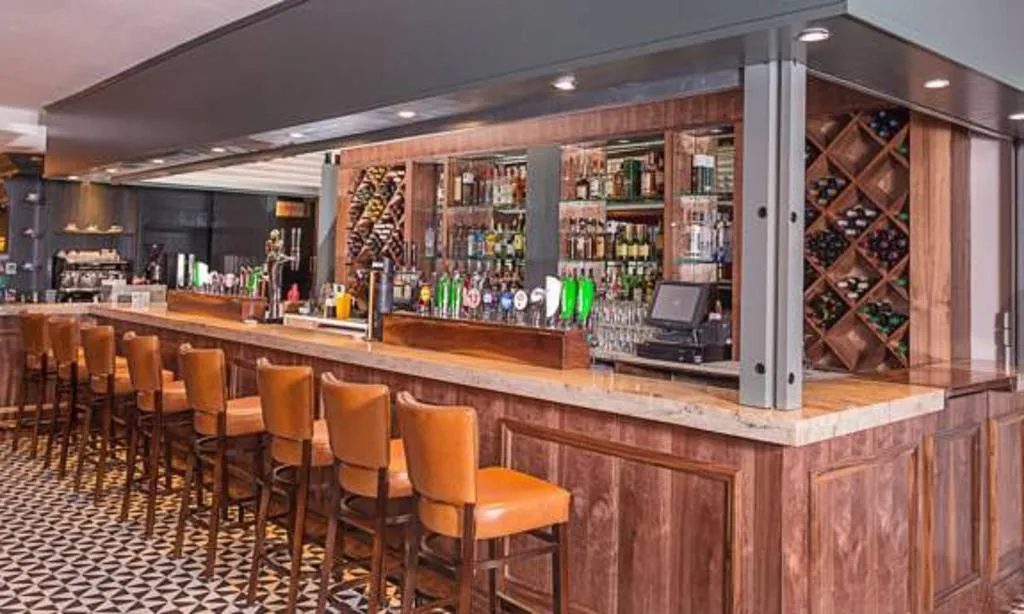 Bar, Great National South Court Hotel, Shannon