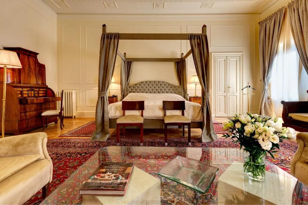 JUNIOR SUITE WITH VIEWS Room, Grand Hotel Plaza, Rome