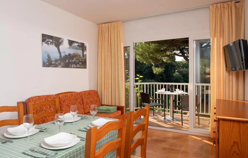 APARTMENT CAPACITY 6 TWO BEDROOMS Room, Albamar, Costa Brava
