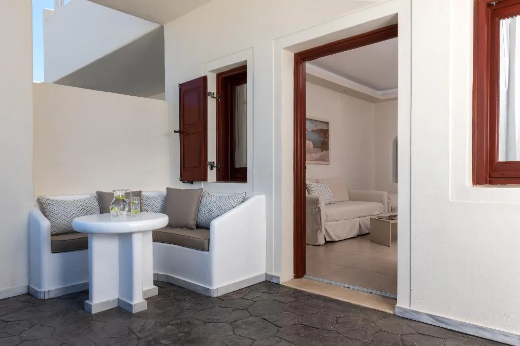 SUITE WITH JACUZZI Room, splendour hotel and suites, Santorini