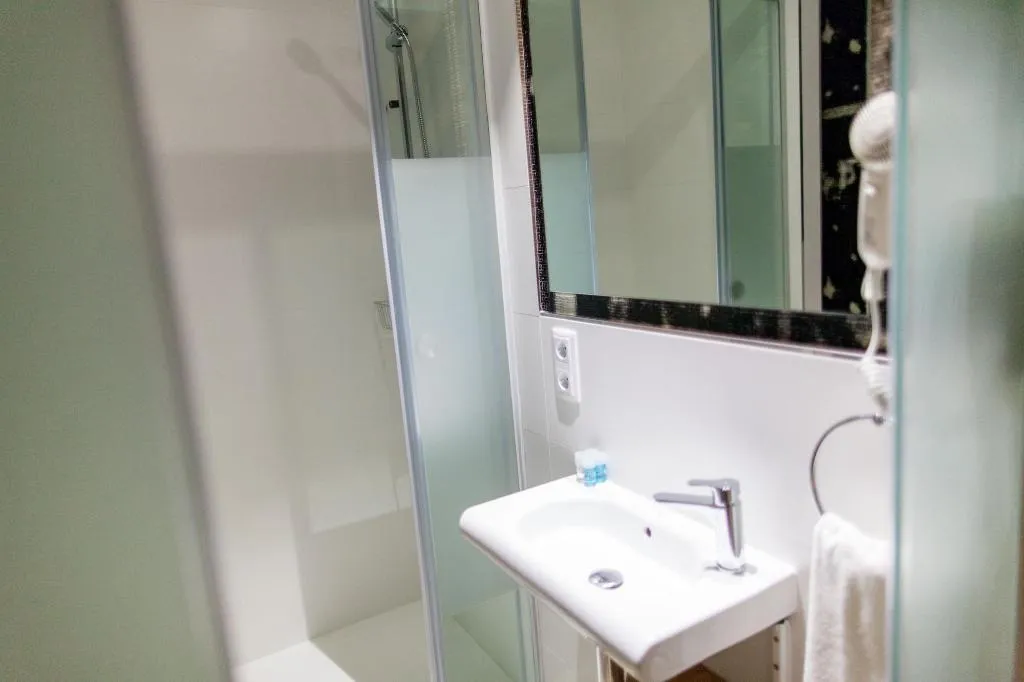 Room, Host & Home, Valencia