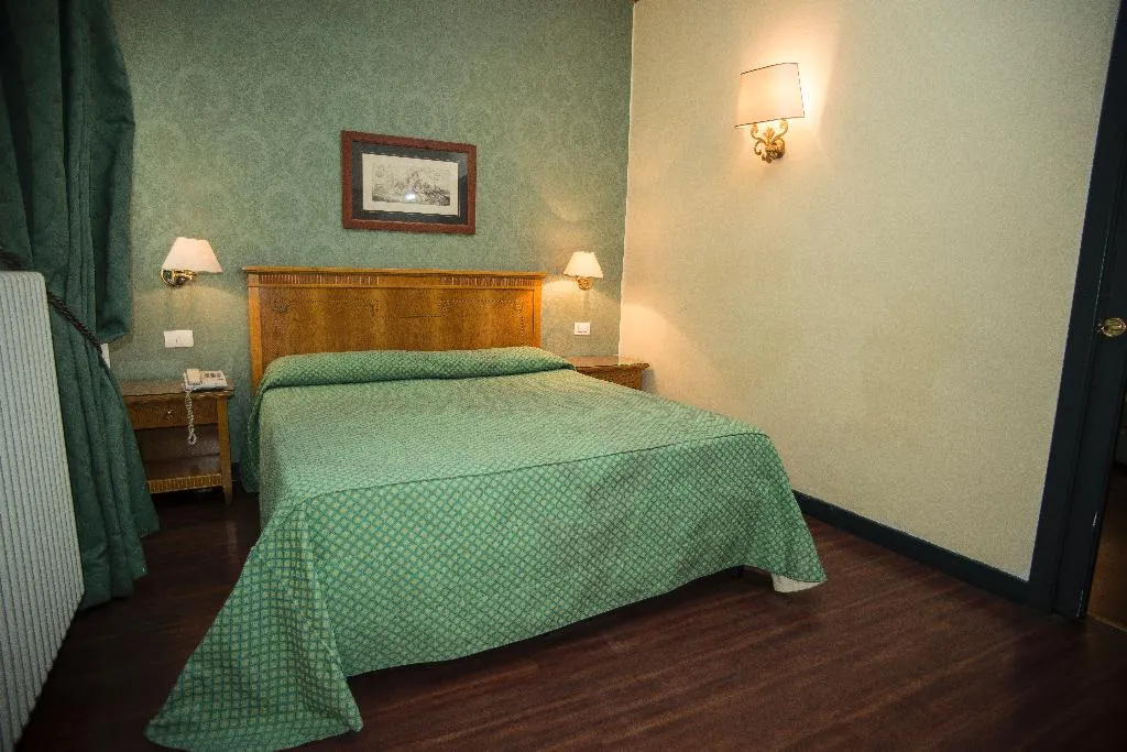 TRIPLE STANDARD Room, Del Real Orto Botanico, Naples