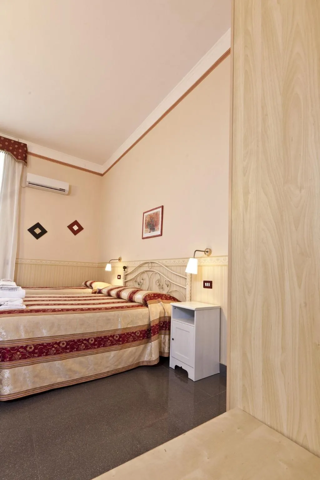 Room, Medinaples, Naples