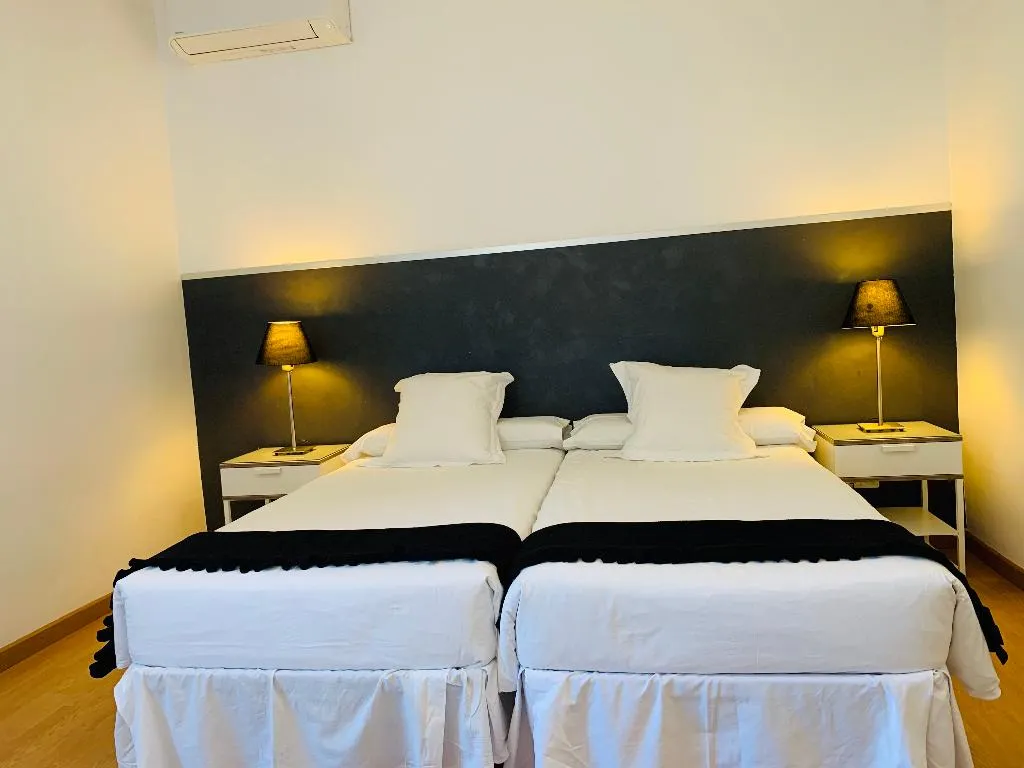 TRIPLE Shared external bathroom Room, Super Balmes Guest House, Barcelona
