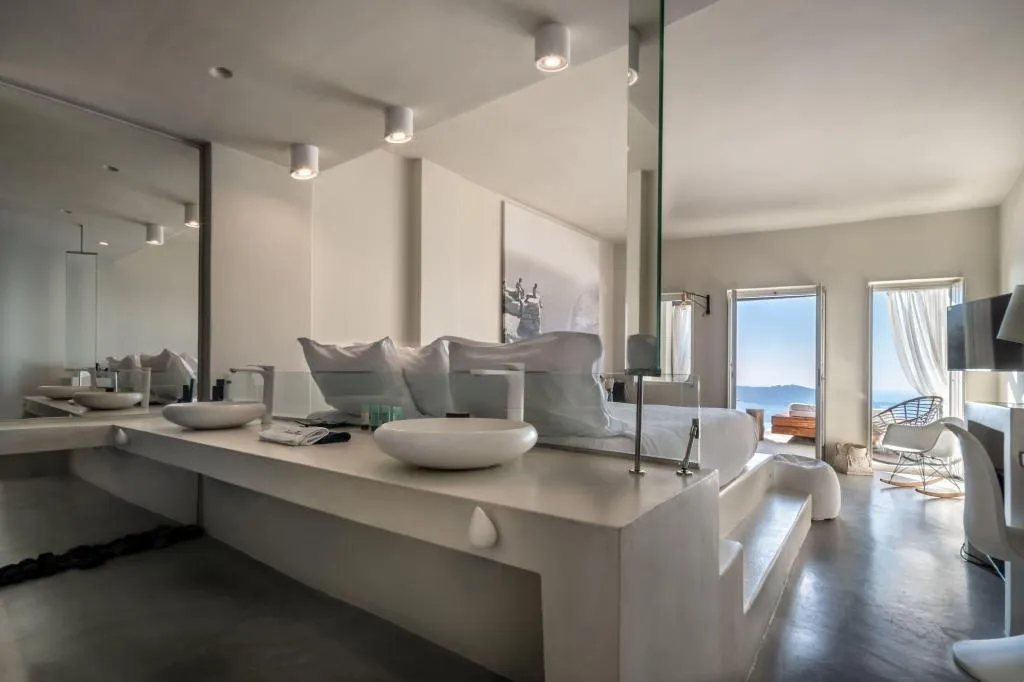 Room, West East Suites, Santorini