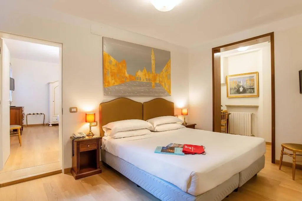 FAMILY ROOM CONNECTING ROOM Room, La Fenice et des Artistes, Venice