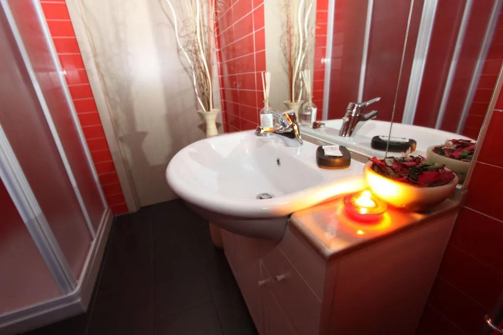 Room, Moonrose, Milan